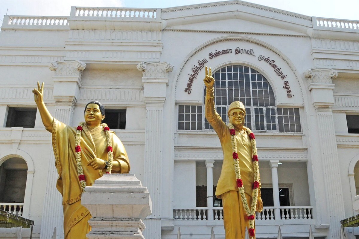 அஇஅதிமுக அவசர ஆலோசனை கூட்டம்